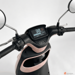ION R20 Lucky Pink Digital Display and Handlebar Controls - Speed 38 km/h Battery 82%